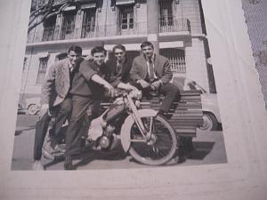 PLACE HOCHE 1960 face maison seneclauzeMAESTRE,GARCIA sur sa mobylette,ALBA,ESTEVE JULES  